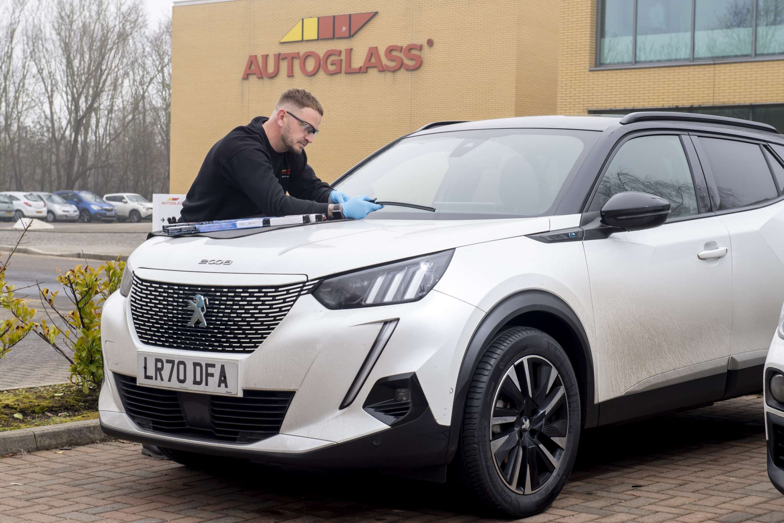 Autoglass tech with car 