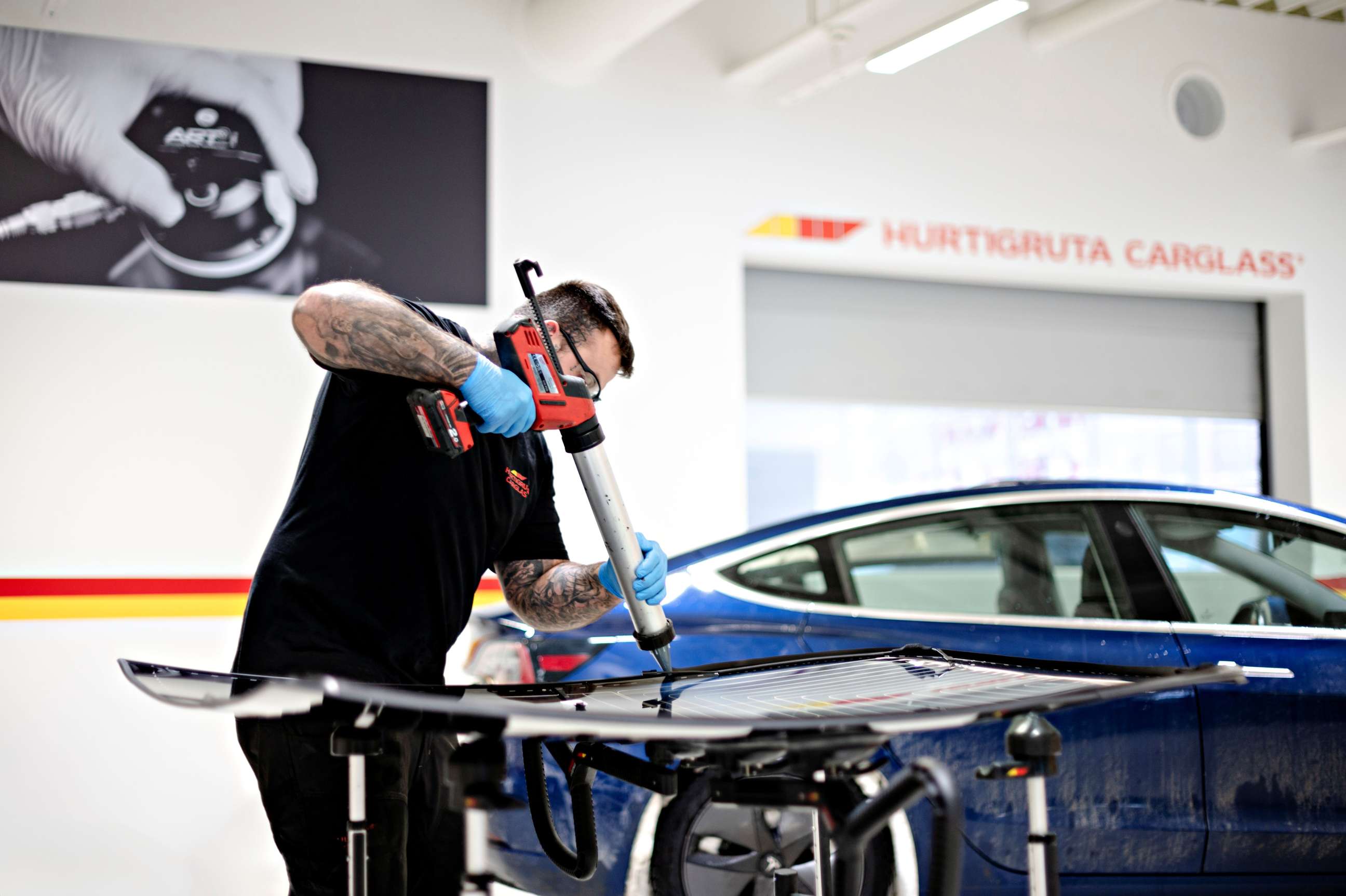 Man replacing windscreen