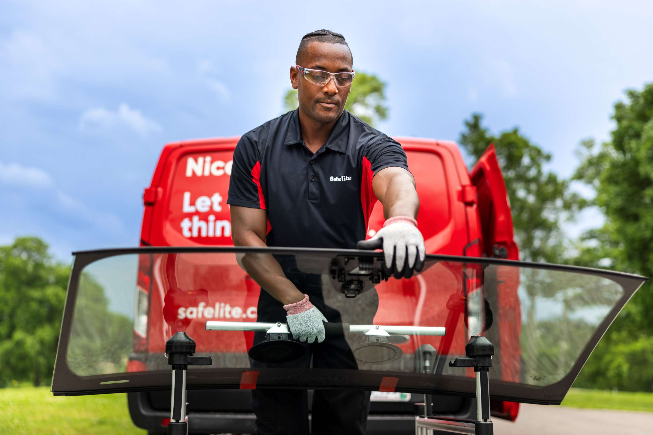 Safelite technican replacing windscreen