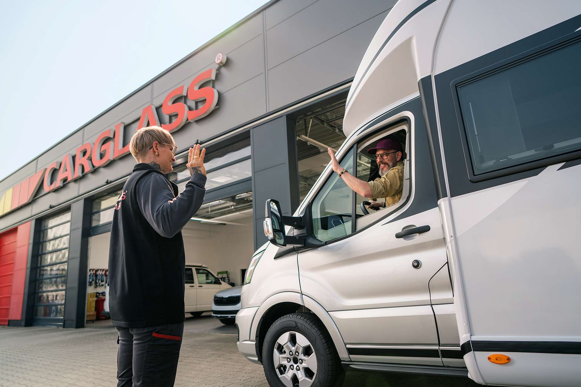 Carglass Germany technician waving at customer
