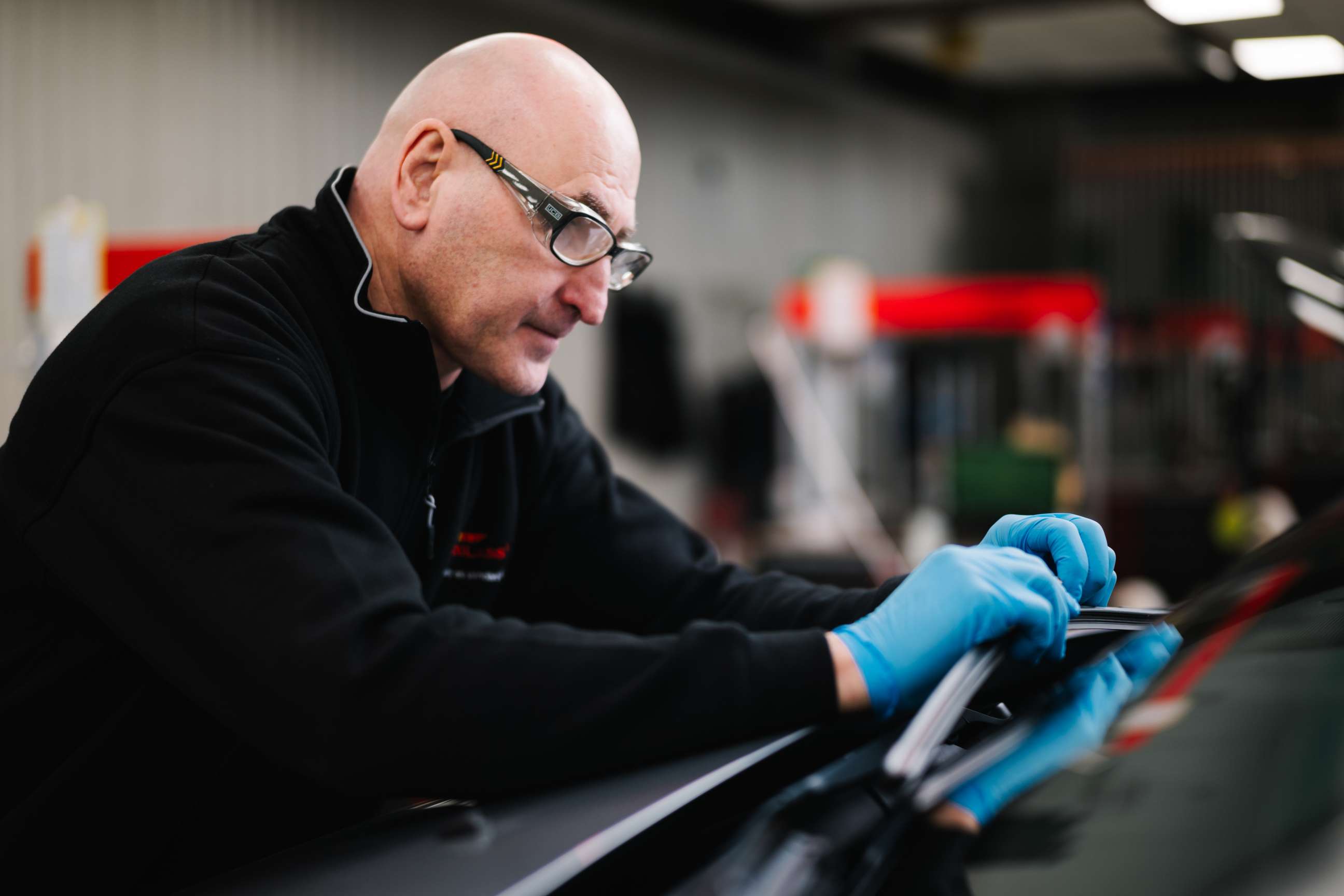Technician repairing windscreen