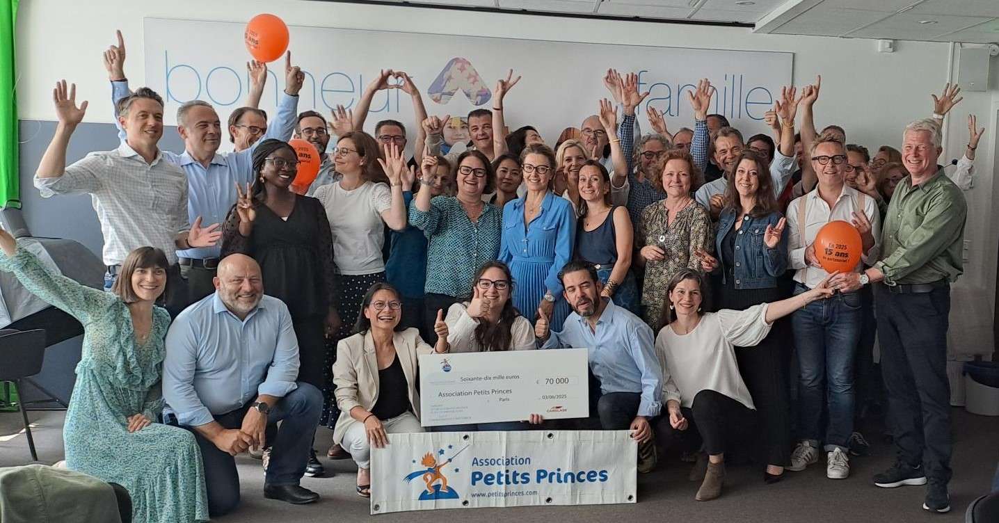 Carglass France Giving Back image of colleagues cheering