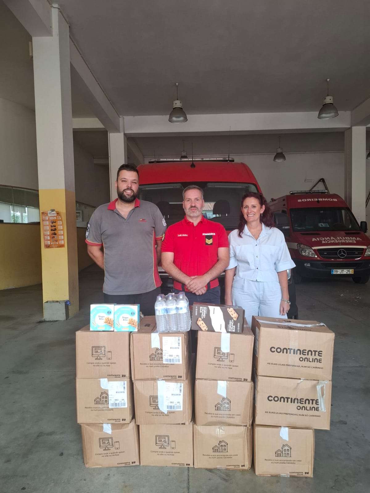Carglass Portugal colleagues with donation boxes