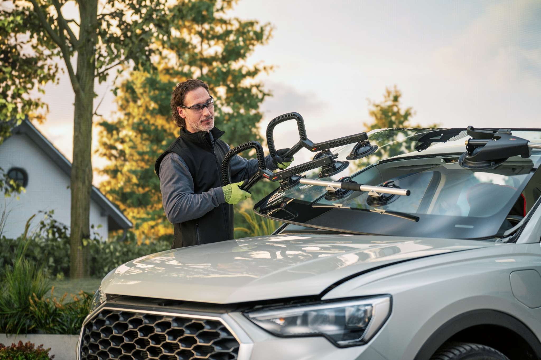 Technician replacing car windscreen